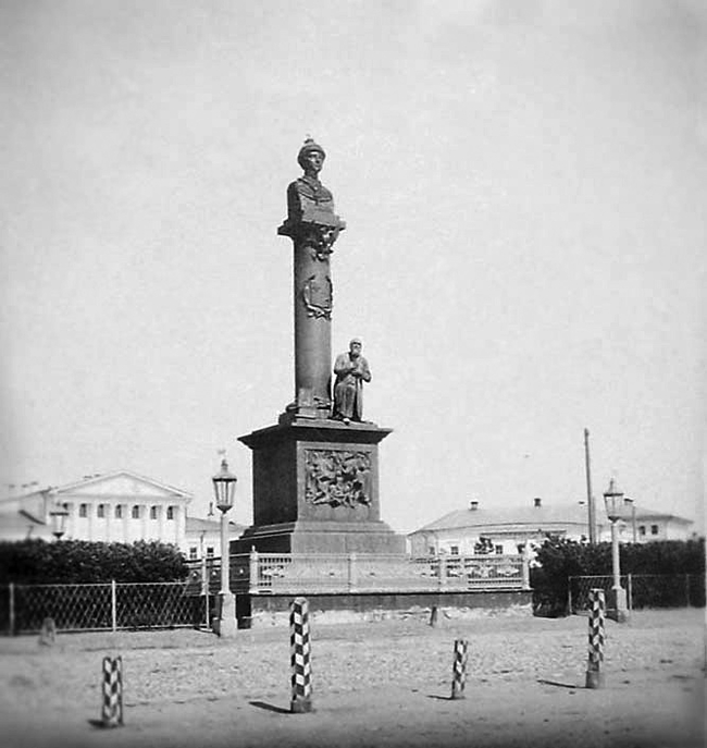 Памятник царю Михаилу Фёдоровичу и крестьянину Ивану Сусанину в Костроме