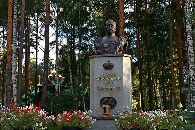 Памятник Николаю II в Ганиной Яме