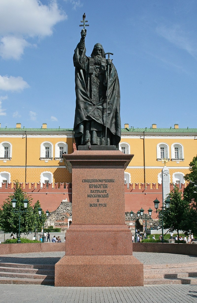 Памятник патриарху Гермогену в Москве