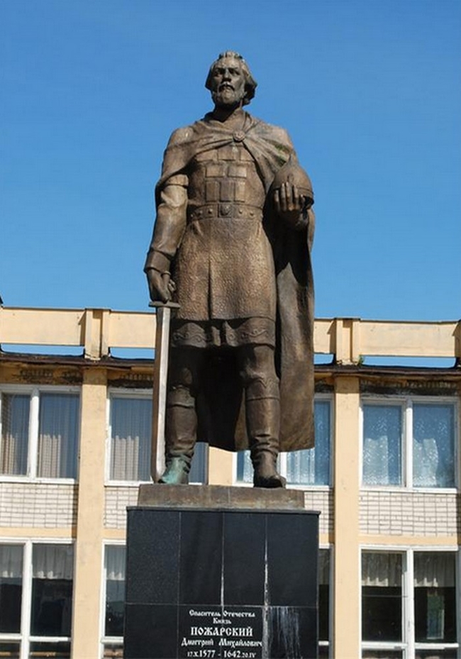 Памятник Дмитрию Пожарскому в селе Пурех
