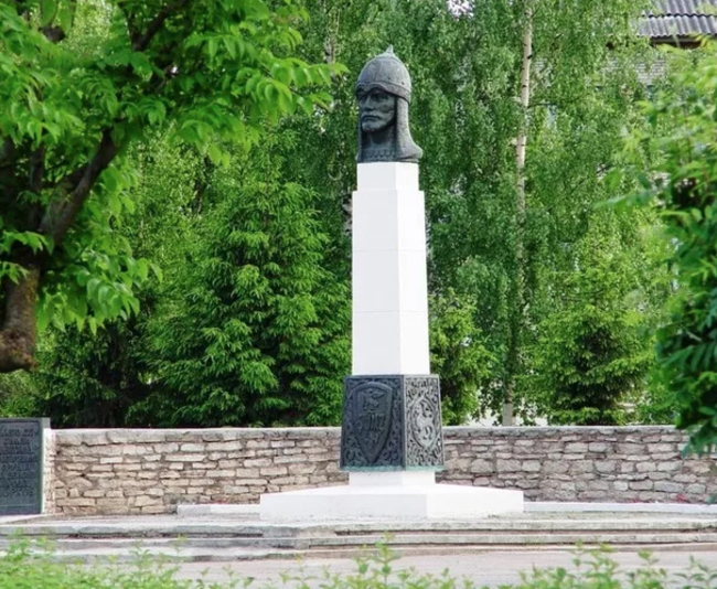 Памятник Александру Невскому в г. Порхов