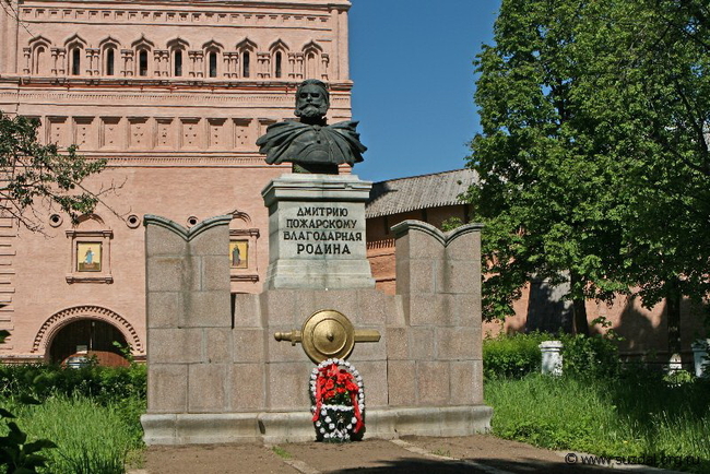 Памятник Дмитрию Пожарскому в Суздале