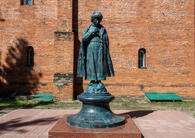 Памятник Царевичу Димитрию в Угличе